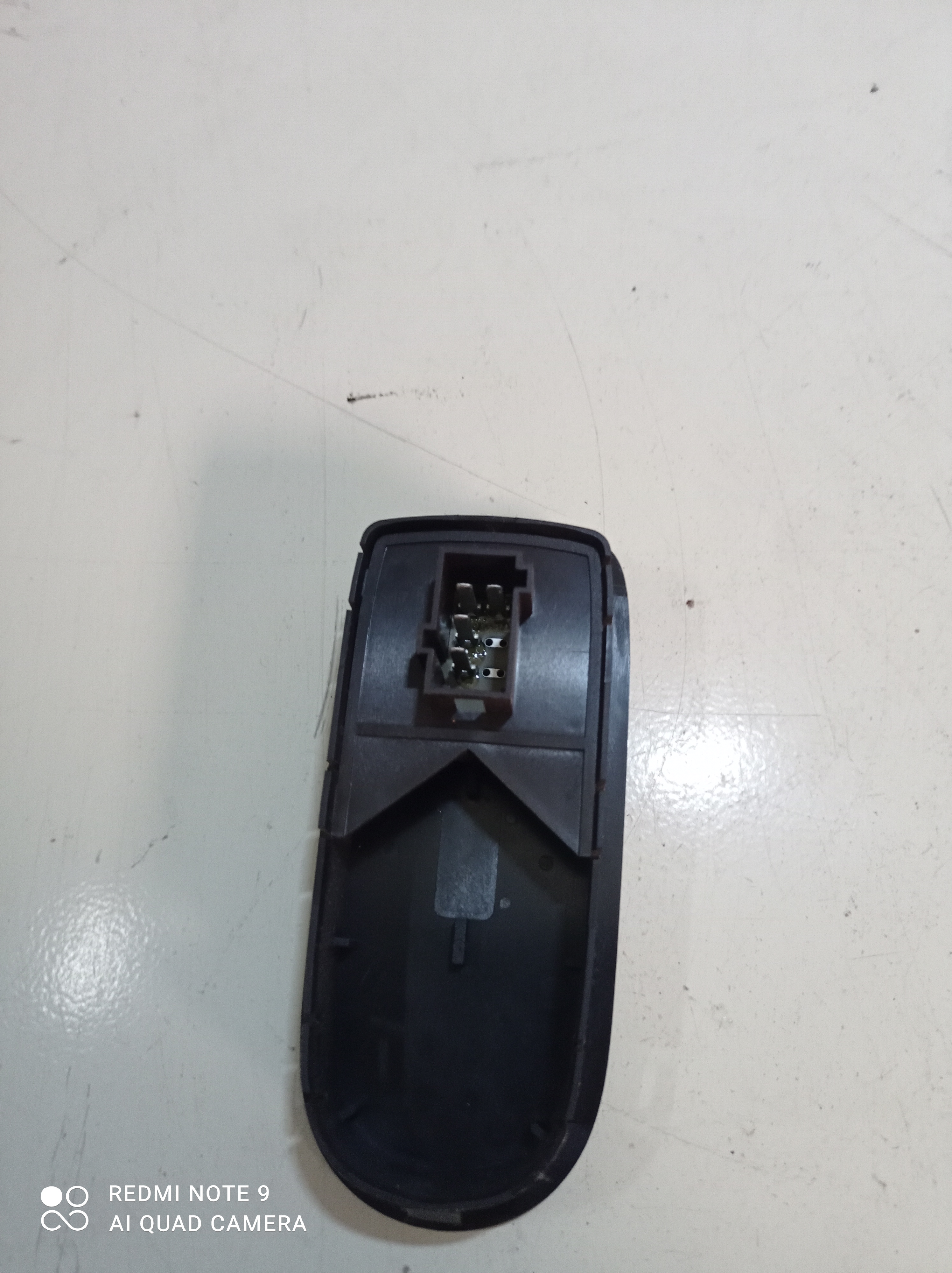 BOUTON LEVE-VITRE DAF XF106 - Pièce occasion poids lourd | Groupe Duclos